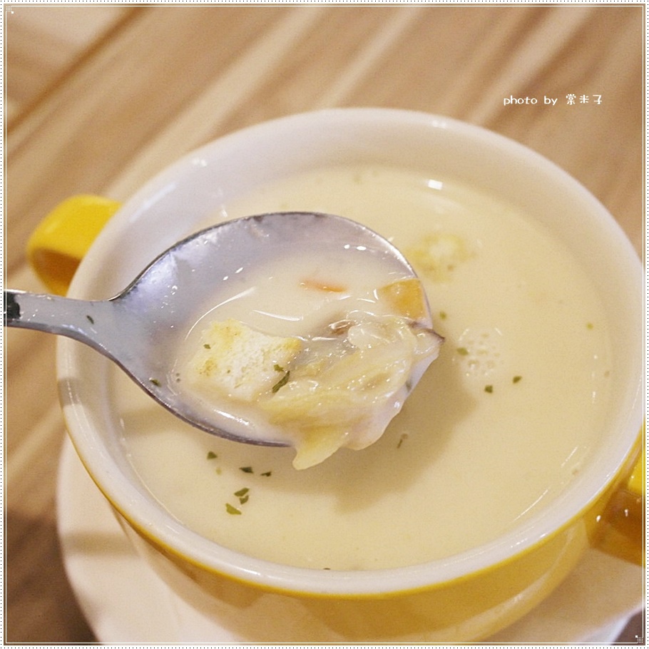 [台南中西區]喬義思窯烤手作廚房-烤全雞徒手抓著吃真的好過癮!還有好吃的海陸大滿貫披薩料、青醬羅勒海鮮海鮮麵!