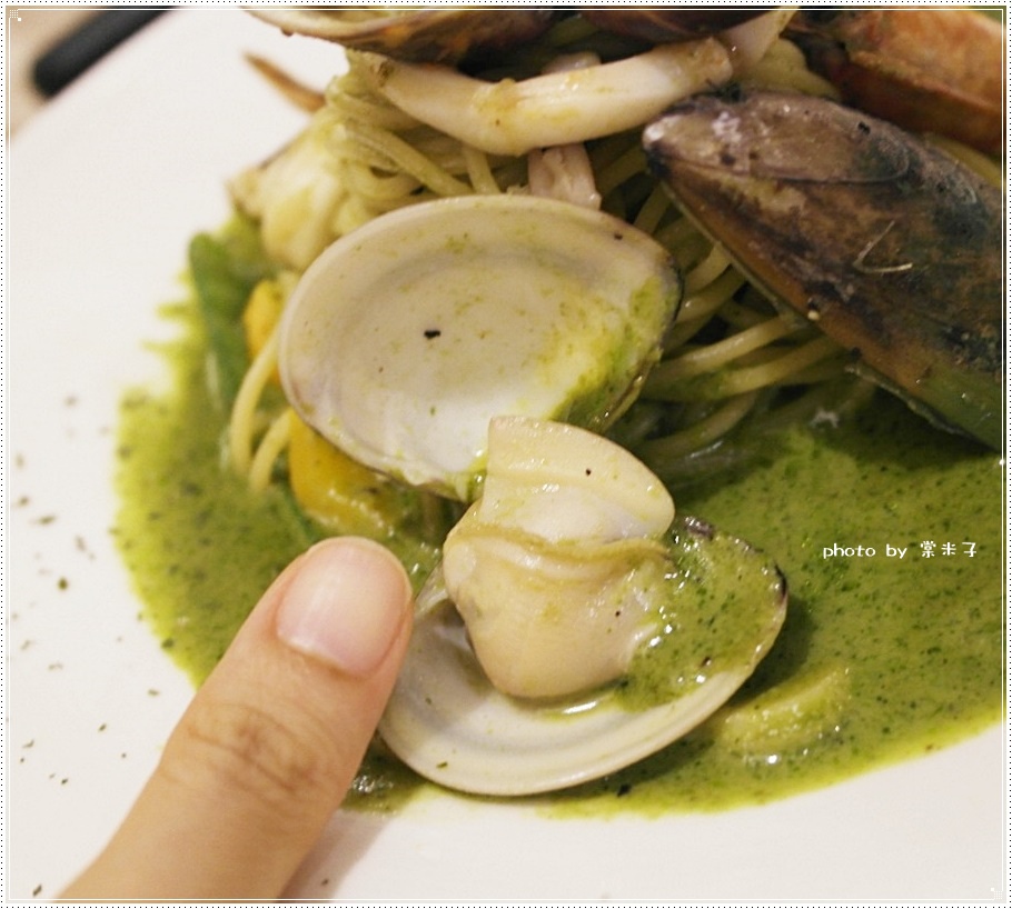 [台南中西區]喬義思窯烤手作廚房-烤全雞徒手抓著吃真的好過癮!還有好吃的海陸大滿貫披薩料、青醬羅勒海鮮海鮮麵!