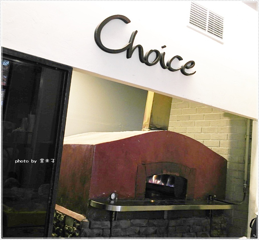 [台南中西區]喬義思窯烤手作廚房-烤全雞徒手抓著吃真的好過癮!還有好吃的海陸大滿貫披薩料、青醬羅勒海鮮海鮮麵!