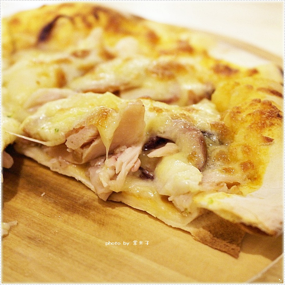 [台南中西區]喬義思窯烤手作廚房-烤全雞徒手抓著吃真的好過癮!還有好吃的海陸大滿貫披薩料、青醬羅勒海鮮海鮮麵!