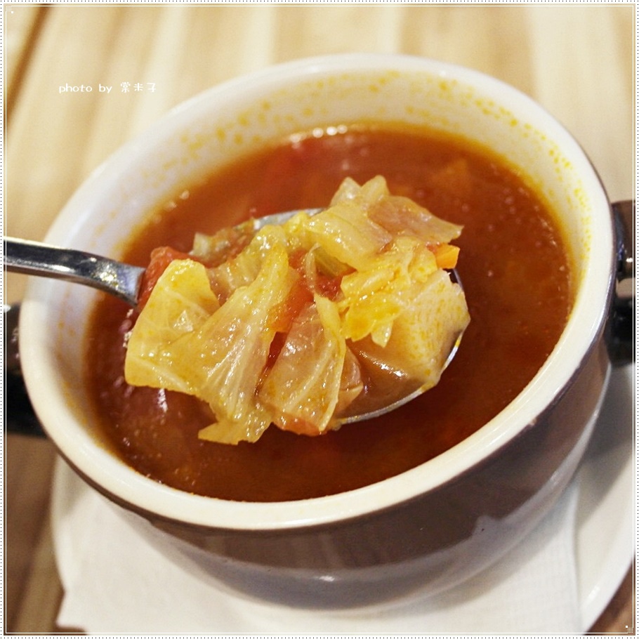 [台南中西區]喬義思窯烤手作廚房-烤全雞徒手抓著吃真的好過癮!還有好吃的海陸大滿貫披薩料、青醬羅勒海鮮海鮮麵!