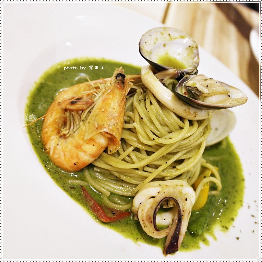 [台南中西區]喬義思窯烤手作廚房-烤全雞徒手抓著吃真的好過癮!還有好吃的海陸大滿貫披薩料、青醬羅勒海鮮海鮮麵!