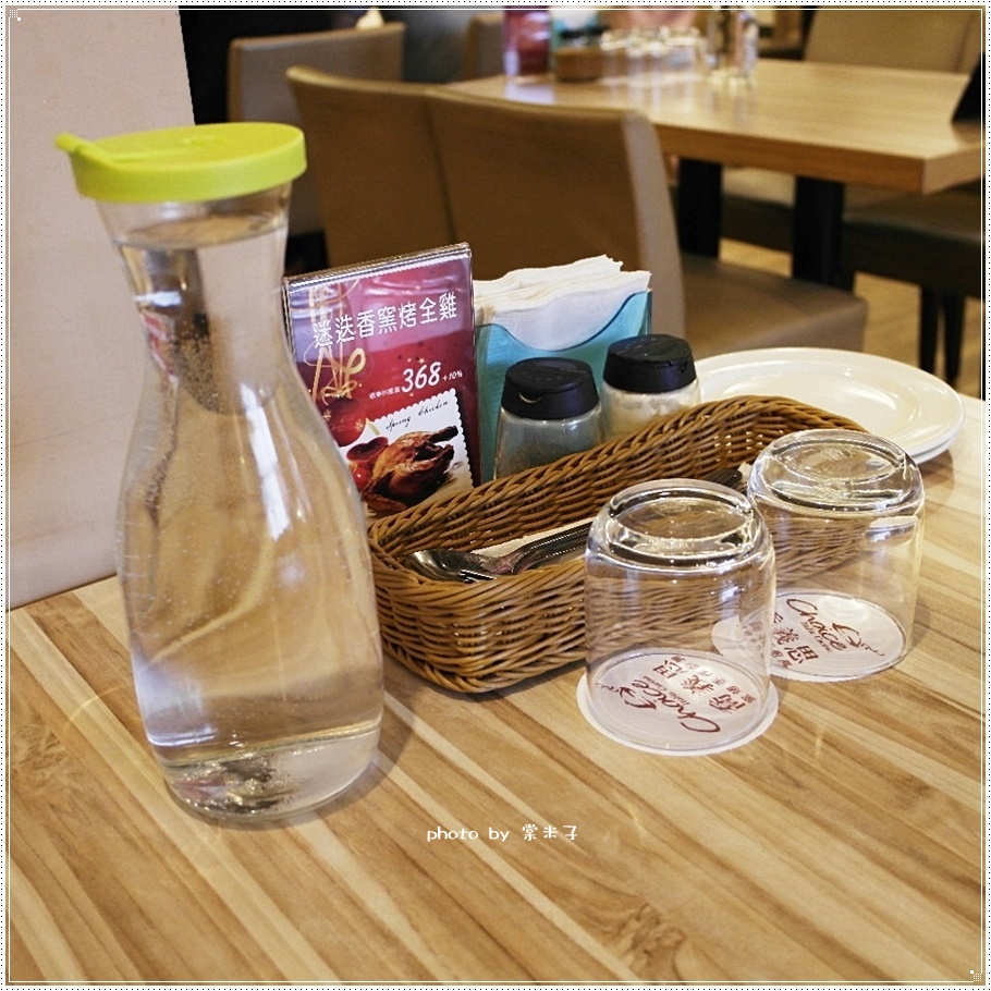 [台南中西區]喬義思窯烤手作廚房-烤全雞徒手抓著吃真的好過癮!還有好吃的海陸大滿貫披薩料、青醬羅勒海鮮海鮮麵!