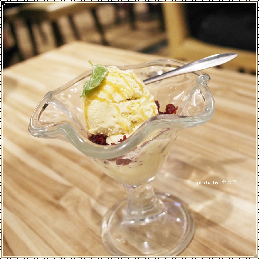 [台南中西區]喬義思窯烤手作廚房-烤全雞徒手抓著吃真的好過癮!還有好吃的海陸大滿貫披薩料、青醬羅勒海鮮海鮮麵!