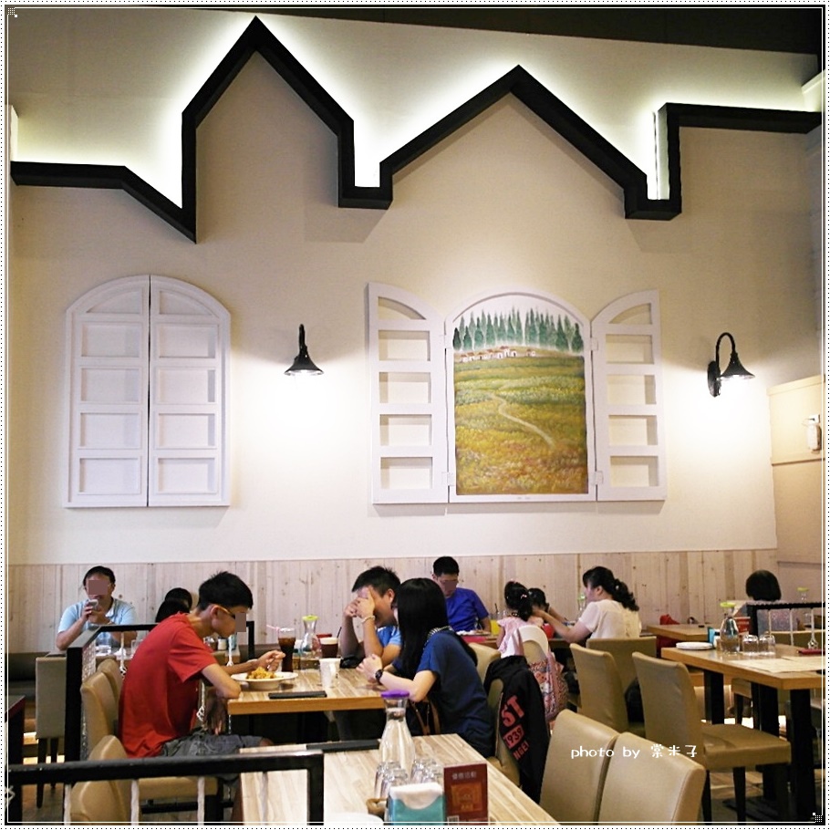 [台南中西區]喬義思窯烤手作廚房-烤全雞徒手抓著吃真的好過癮!還有好吃的海陸大滿貫披薩料、青醬羅勒海鮮海鮮麵!