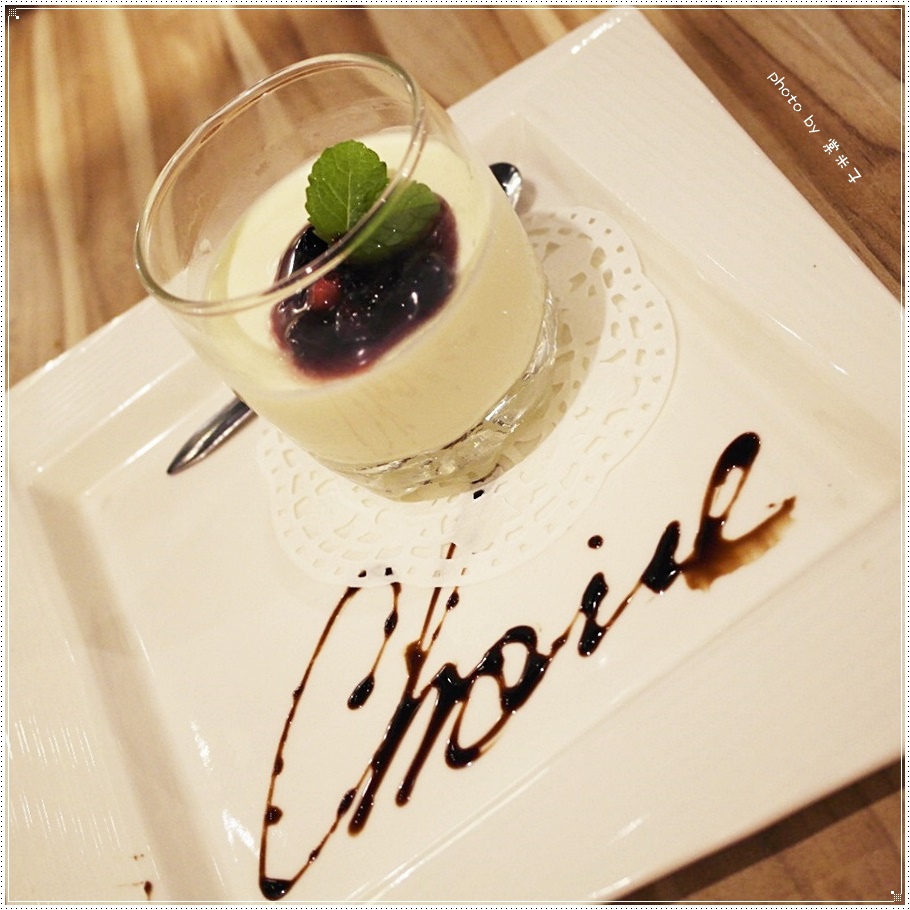 [台南中西區]喬義思窯烤手作廚房-烤全雞徒手抓著吃真的好過癮!還有好吃的海陸大滿貫披薩料、青醬羅勒海鮮海鮮麵!