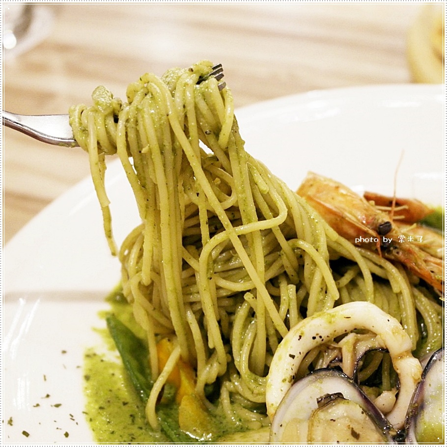 [台南中西區]喬義思窯烤手作廚房-烤全雞徒手抓著吃真的好過癮!還有好吃的海陸大滿貫披薩料、青醬羅勒海鮮海鮮麵!