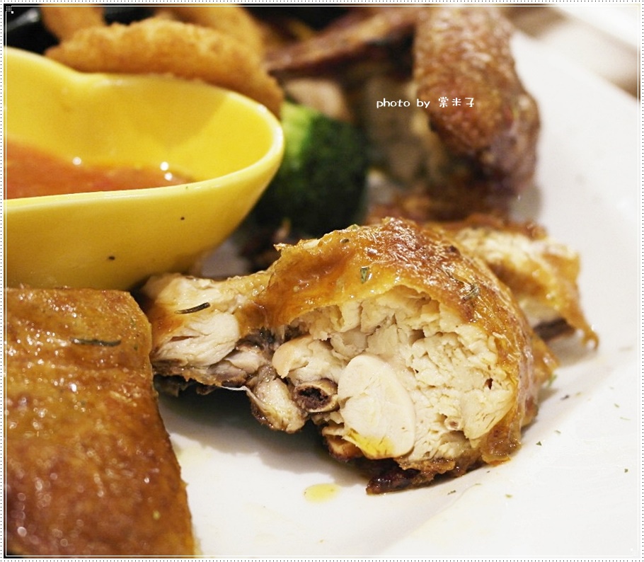 [台南中西區]喬義思窯烤手作廚房-烤全雞徒手抓著吃真的好過癮!還有好吃的海陸大滿貫披薩料、青醬羅勒海鮮海鮮麵!