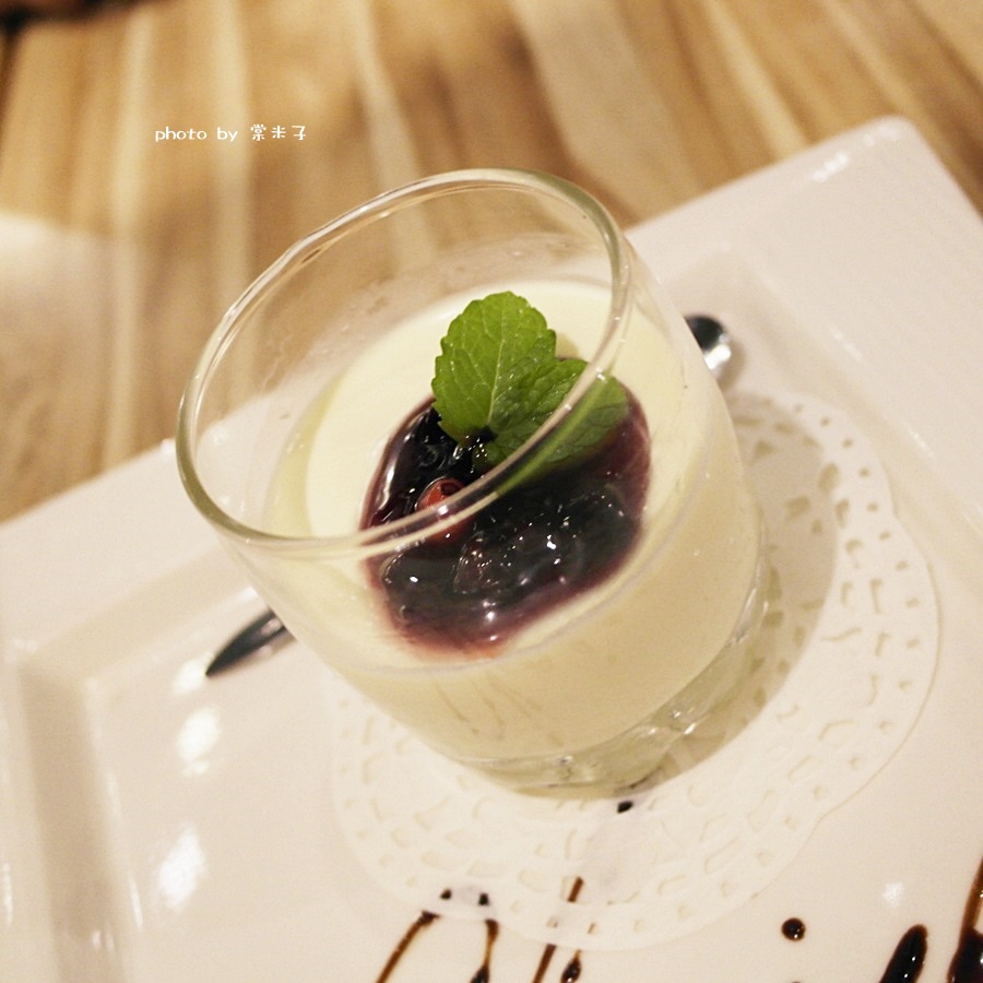 [台南中西區]喬義思窯烤手作廚房-烤全雞徒手抓著吃真的好過癮!還有好吃的海陸大滿貫披薩料、青醬羅勒海鮮海鮮麵!