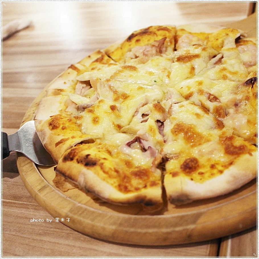 [台南中西區]喬義思窯烤手作廚房-烤全雞徒手抓著吃真的好過癮!還有好吃的海陸大滿貫披薩料、青醬羅勒海鮮海鮮麵!