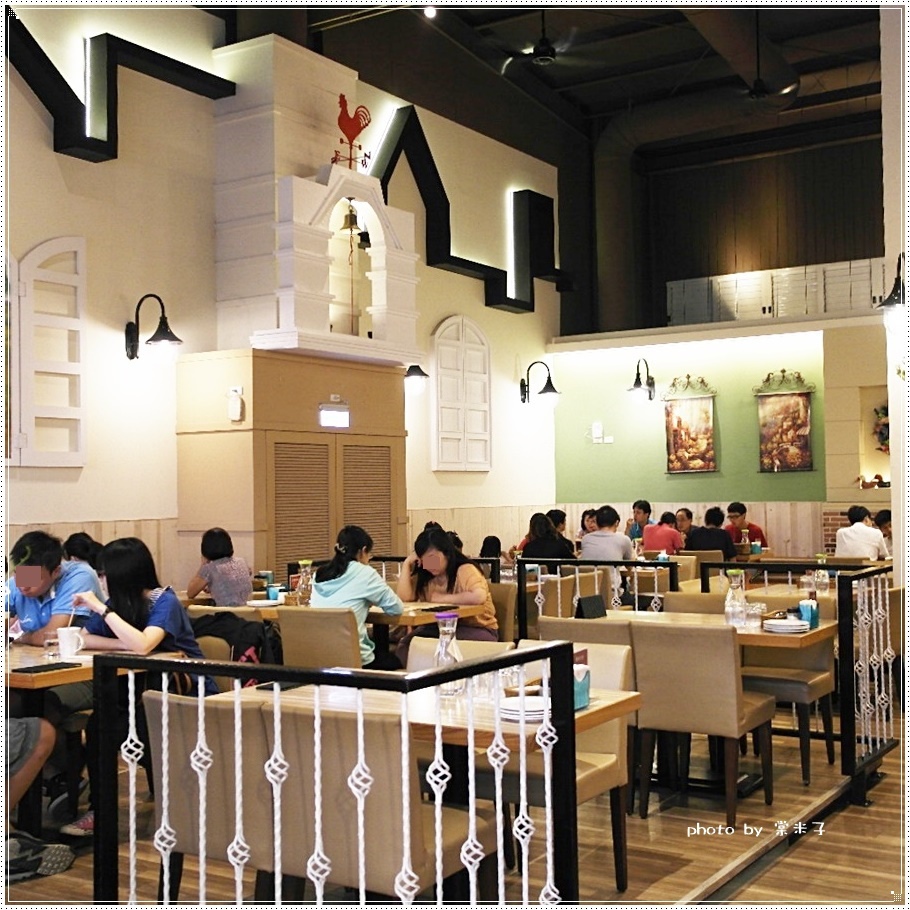 [台南中西區]喬義思窯烤手作廚房-烤全雞徒手抓著吃真的好過癮!還有好吃的海陸大滿貫披薩料、青醬羅勒海鮮海鮮麵!