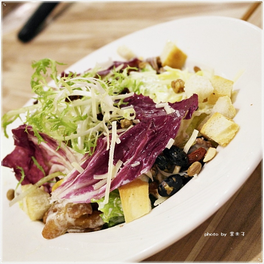 [台南中西區]喬義思窯烤手作廚房-烤全雞徒手抓著吃真的好過癮!還有好吃的海陸大滿貫披薩料、青醬羅勒海鮮海鮮麵!