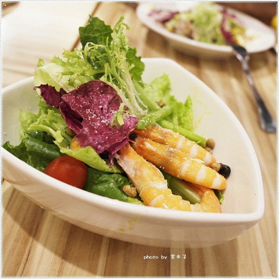 [台南中西區]喬義思窯烤手作廚房-烤全雞徒手抓著吃真的好過癮!還有好吃的海陸大滿貫披薩料、青醬羅勒海鮮海鮮麵!