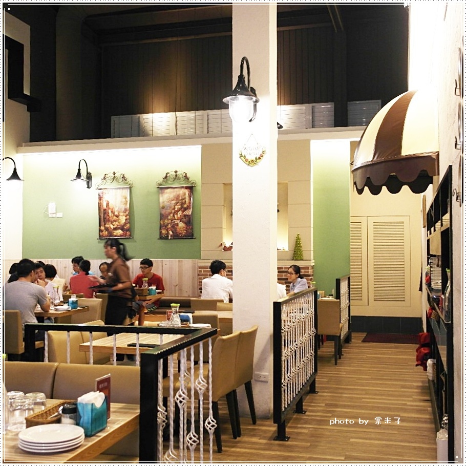 [台南中西區]喬義思窯烤手作廚房-烤全雞徒手抓著吃真的好過癮!還有好吃的海陸大滿貫披薩料、青醬羅勒海鮮海鮮麵!