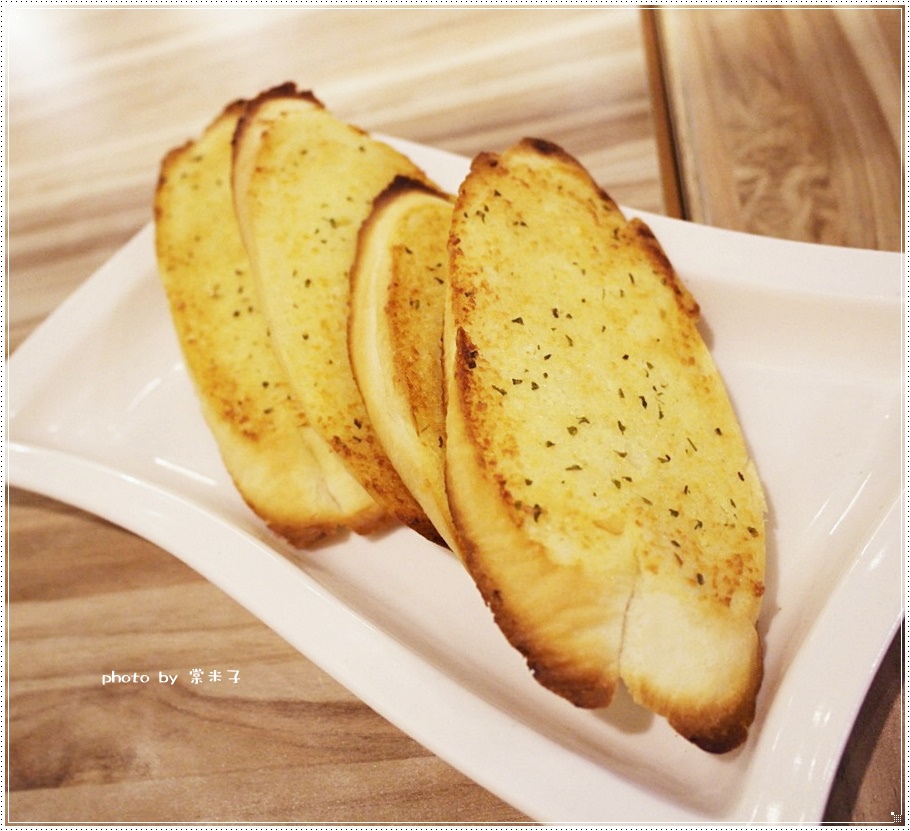 [台南中西區]喬義思窯烤手作廚房-烤全雞徒手抓著吃真的好過癮!還有好吃的海陸大滿貫披薩料、青醬羅勒海鮮海鮮麵!