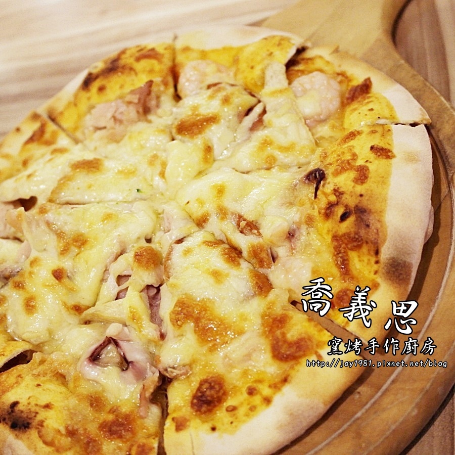 [台南中西區]喬義思窯烤手作廚房-烤全雞徒手抓著吃真的好過癮!還有好吃的海陸大滿貫披薩料、青醬羅勒海鮮海鮮麵!