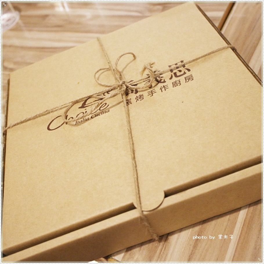 [台南中西區]喬義思窯烤手作廚房-烤全雞徒手抓著吃真的好過癮!還有好吃的海陸大滿貫披薩料、青醬羅勒海鮮海鮮麵!