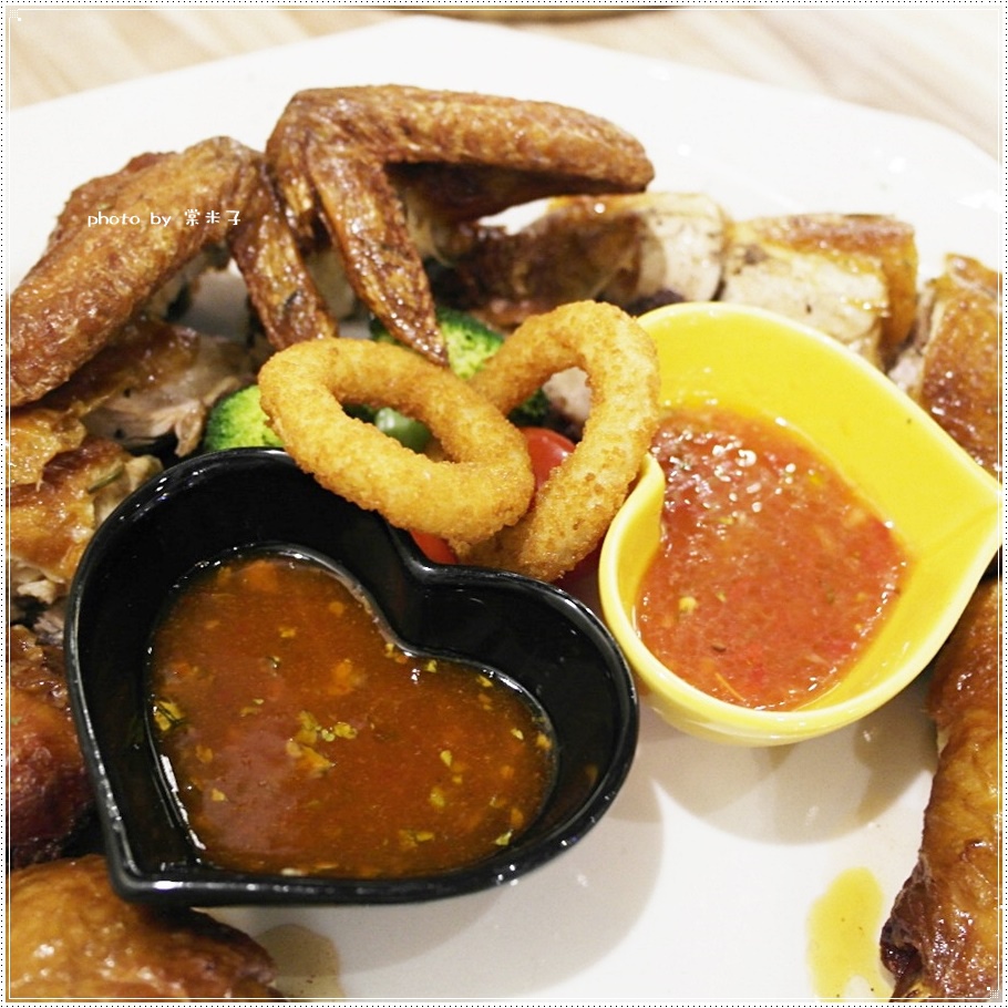 [台南中西區]喬義思窯烤手作廚房-烤全雞徒手抓著吃真的好過癮!還有好吃的海陸大滿貫披薩料、青醬羅勒海鮮海鮮麵!