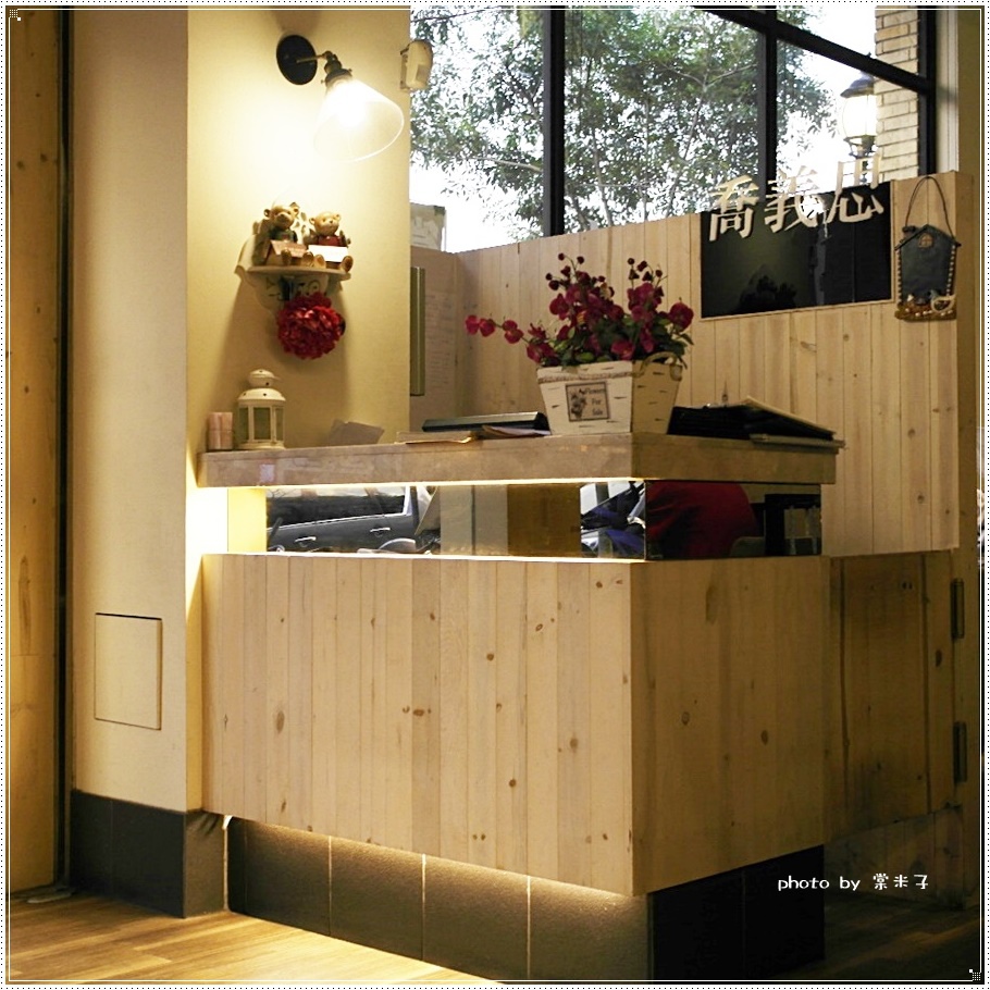 [台南中西區]喬義思窯烤手作廚房-烤全雞徒手抓著吃真的好過癮!還有好吃的海陸大滿貫披薩料、青醬羅勒海鮮海鮮麵!