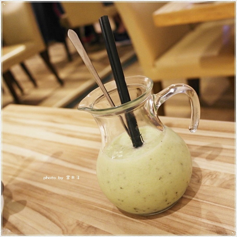 [台南中西區]喬義思窯烤手作廚房-烤全雞徒手抓著吃真的好過癮!還有好吃的海陸大滿貫披薩料、青醬羅勒海鮮海鮮麵!