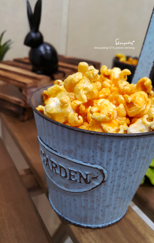 米樂繽紛爆米花，史努比罐的原味爆米花，幾米星空兔的黃巧達起司爆米花，月兔派對橘罐的巧克力爆米花，森林哈妮鹿的焦糖爆米花