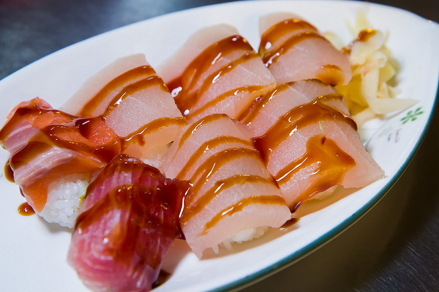 ╠基隆美食╣巷仔內小吃-仁愛(博愛)市場生魚片-百年老店黑面鯊魚煙阿玉