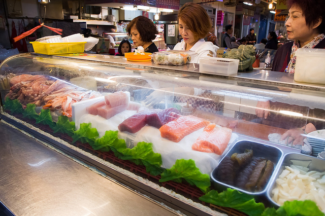 ╠基隆美食╣巷仔內小吃-仁愛(博愛)市場生魚片-百年老店黑面鯊魚煙阿玉