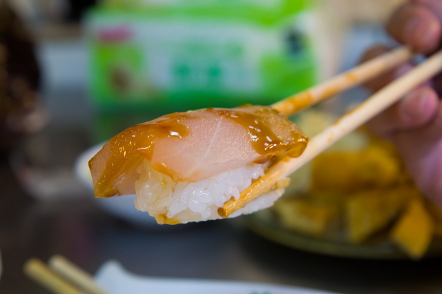 ╠基隆美食╣巷仔內小吃-仁愛(博愛)市場生魚片-百年老店黑面鯊魚煙阿玉