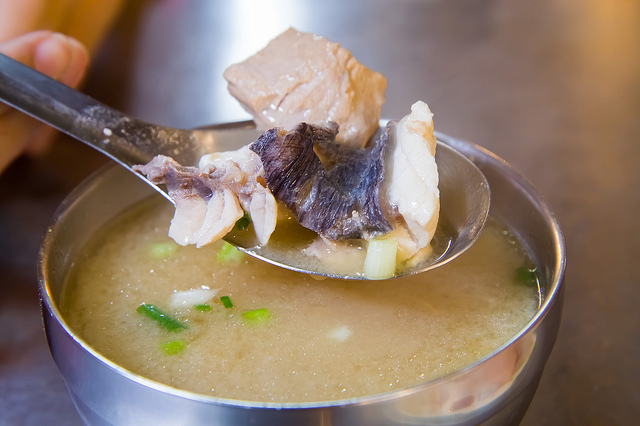 ╠基隆美食╣巷仔內小吃-仁愛(博愛)市場生魚片-百年老店黑面鯊魚煙阿玉