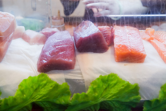 ╠基隆美食╣巷仔內小吃-仁愛(博愛)市場生魚片-百年老店黑面鯊魚煙阿玉