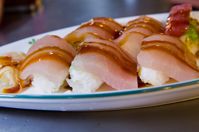 ╠基隆美食╣巷仔內小吃-仁愛(博愛)市場生魚片-百年老店黑面鯊魚煙阿玉