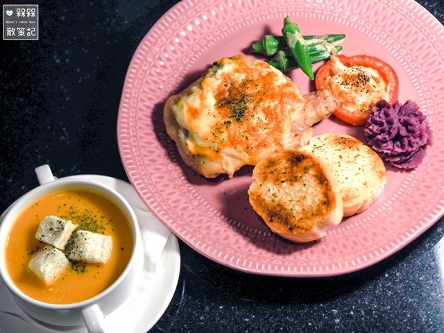 Moooon River Cafe & Books