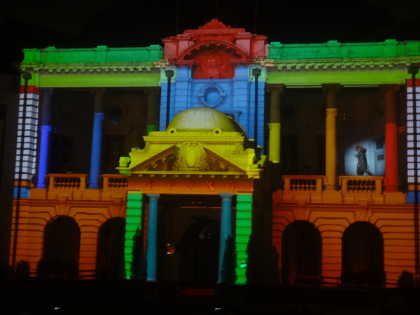 2013築光臺中3D光雕藝術節：1021101[官本金文愛台灣]臺灣首創2013築光臺中3D光雕藝術節把100年古蹟台中州廳生日慶典一同穿梭3D華麗的時光隧道