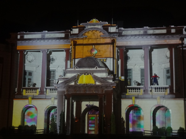 2013築光臺中3D光雕藝術節：1021101[官本金文愛台灣]臺灣首創2013築光臺中3D光雕藝術節把100年古蹟台中州廳生日慶典一同穿梭3D華麗的時光隧道