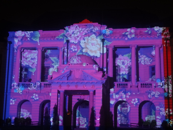 2013築光臺中3D光雕藝術節：1021101[官本金文愛台灣]臺灣首創2013築光臺中3D光雕藝術節把100年古蹟台中州廳生日慶典一同穿梭3D華麗的時光隧道