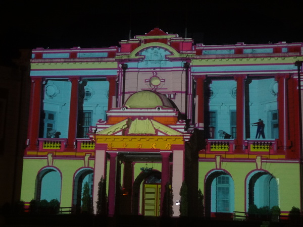 2013築光臺中3D光雕藝術節：1021101[官本金文愛台灣]臺灣首創2013築光臺中3D光雕藝術節把100年古蹟台中州廳生日慶典一同穿梭3D華麗的時光隧道