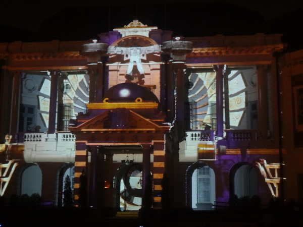 2013築光臺中3D光雕藝術節：1021101[官本金文愛台灣]臺灣首創2013築光臺中3D光雕藝術節把100年古蹟台中州廳生日慶典一同穿梭3D華麗的時光隧道