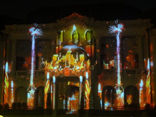 2013築光臺中3D光雕藝術節：1021101[官本金文愛台灣]臺灣首創2013築光臺中3D光雕藝術節把100年古蹟台中州廳生日慶典一同穿梭3D華麗的時光隧道