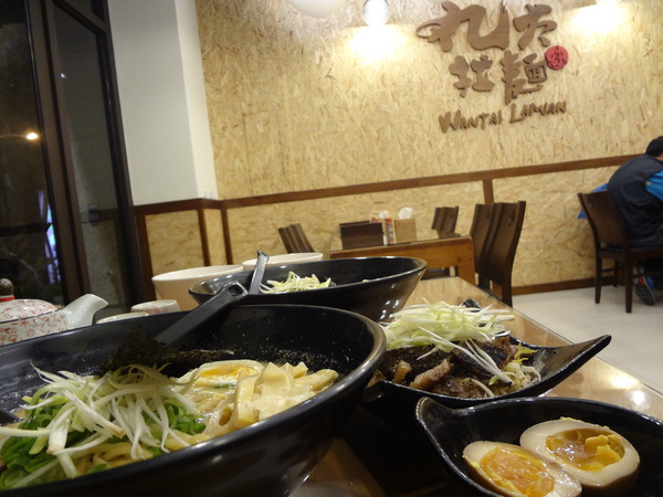 丸太拉麵(工學店)：1021210[官本金文愛台灣口碑券第21彈]丸太拉麵(工學店)柴米油鹽醬醋茶每一碗都是幸福又感動