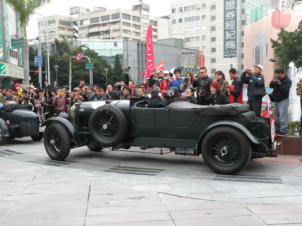 感謝臺灣2013 RALLY NIPPON古董車環台(臺中場)：1021128[官本金文愛台灣]2013 RALLY NIPPON古董車環台創辦人小林雄介感謝臺灣於日本311震災時大力協助賑災