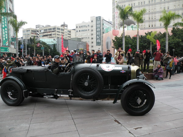 感謝臺灣2013 RALLY NIPPON古董車環台(臺中場)：1021128[官本金文愛台灣]2013 RALLY NIPPON古董車環台創辦人小林雄介感謝臺灣於日本311震災時大力協助賑災