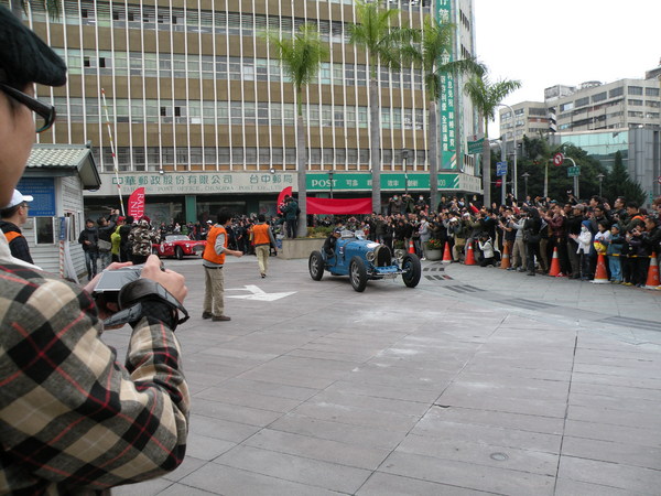 感謝臺灣2013 RALLY NIPPON古董車環台(臺中場)：1021128[官本金文愛台灣]2013 RALLY NIPPON古董車環台創辦人小林雄介感謝臺灣於日本311震災時大力協助賑災