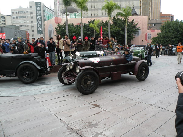 感謝臺灣2013 RALLY NIPPON古董車環台(臺中場)：1021128[官本金文愛台灣]2013 RALLY NIPPON古董車環台創辦人小林雄介感謝臺灣於日本311震災時大力協助賑災