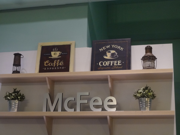麥克菲咖啡館：1021109[官本金文愛台灣]三訪McFee Cafe'麥克菲咖啡館叮叮噹黃色小鴨到臺中一起過聖誕節