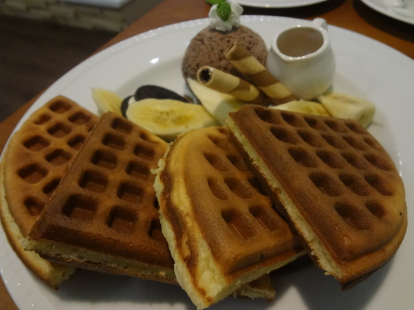 麥克菲咖啡館：1021109[官本金文愛台灣]三訪McFee Cafe'麥克菲咖啡館叮叮噹黃色小鴨到臺中一起過聖誕節