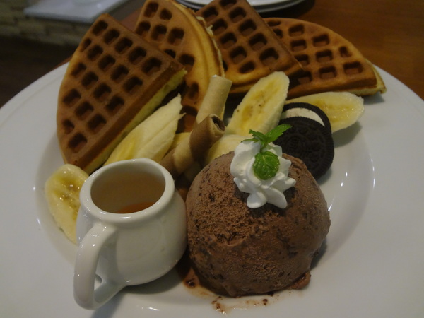 麥克菲咖啡館：1021109[官本金文愛台灣]三訪McFee Cafe'麥克菲咖啡館叮叮噹黃色小鴨到臺中一起過聖誕節