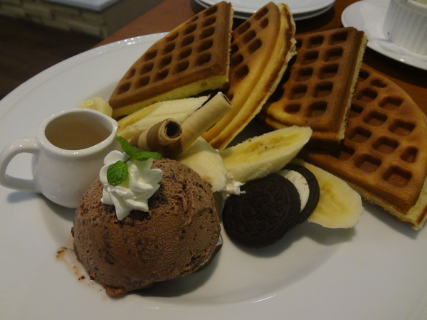 麥克菲咖啡館：1021109[官本金文愛台灣]三訪McFee Cafe'麥克菲咖啡館叮叮噹黃色小鴨到臺中一起過聖誕節