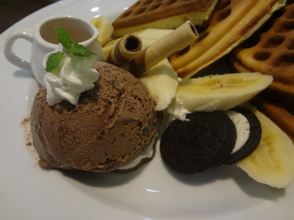 麥克菲咖啡館：1021109[官本金文愛台灣]三訪McFee Cafe'麥克菲咖啡館叮叮噹黃色小鴨到臺中一起過聖誕節