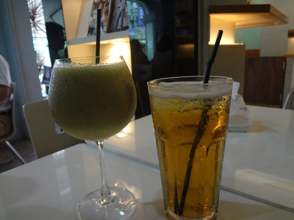 白茶趣：1020826[官本金文愛台灣]等了快一小時餐都沒有上的白茶趣又是慘淡悲慘第二雷