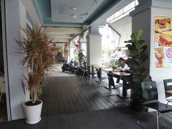 白茶趣：1020826[官本金文愛台灣]等了快一小時餐都沒有上的白茶趣又是慘淡悲慘第二雷